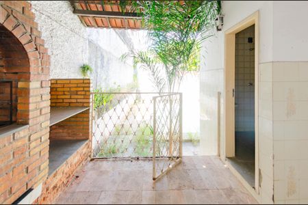 Casa à venda com 424m², 4 quartos e 6 vagas Casa à venda com 424m², 4 quartos e 6 vagasÁrea Externa