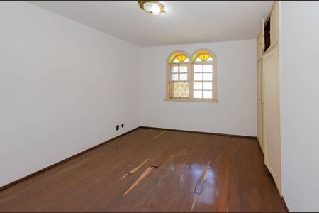 Casa à venda com 424m², 4 quartos e 6 vagas Casa à venda com 424m², 4 quartos e 6 vagasQuarto 1