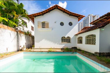 Casa à venda com 424m², 4 quartos e 6 vagas Casa à venda com 424m², 4 quartos e 6 vagasPiscina