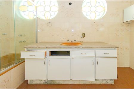 Casa à venda com 424m², 4 quartos e 6 vagas Casa à venda com 424m², 4 quartos e 6 vagasBanheiro