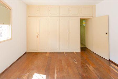 Casa à venda com 424m², 4 quartos e 6 vagas Casa à venda com 424m², 4 quartos e 6 vagasSuíte 2