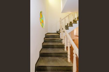 Casa à venda com 424m², 4 quartos e 6 vagas Casa à venda com 424m², 4 quartos e 6 vagasEscada