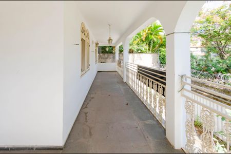 Casa à venda com 424m², 4 quartos e 6 vagas Casa à venda com 424m², 4 quartos e 6 vagasÁrea Externa