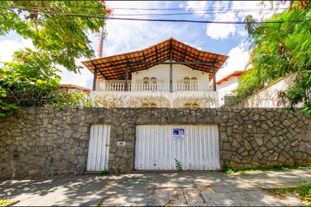 Casa à venda com 424m², 4 quartos e 6 vagas Casa à venda com 424m², 4 quartos e 6 vagasFachada