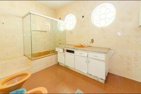 Casa à venda com 424m², 4 quartos e 6 vagas Casa à venda com 424m², 4 quartos e 6 vagasBanheiro