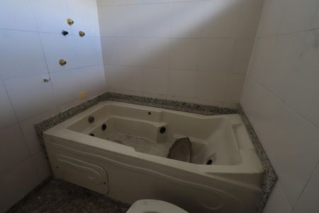 Casa à venda com 319m², 5 quartos e 5 vagasBanheiro da Suíte 2