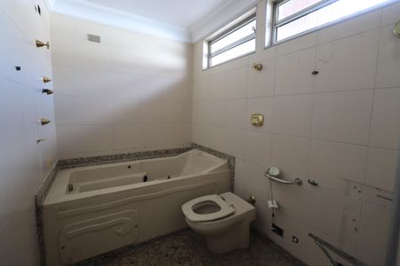 Casa à venda com 319m², 5 quartos e 5 vagasBanheiro da Suíte 2