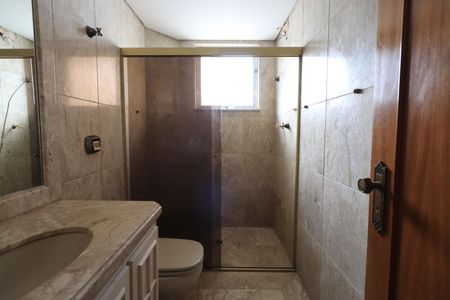 Casa à venda com 319m², 5 quartos e 5 vagasBanheiro Social