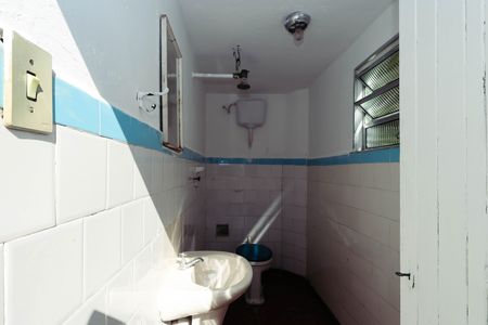 Casa à venda com 227m², 3 quartos e 2 vagas Casa à venda com 227m², 3 quartos e 2 vagasBanheiro externo
