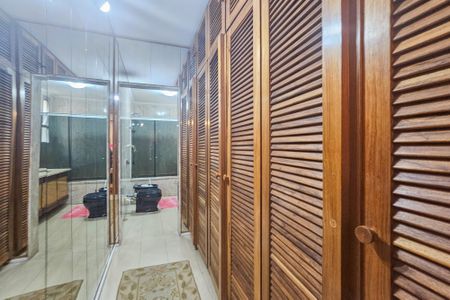 Apartamento para alugar com 185m², 3 quartos e 2 vagas Apartamento para alugar com 185m², 3 quartos e 2 vagasCloset