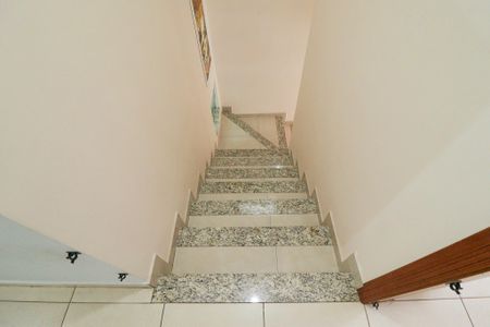 Casa à venda com 123m², 3 quartos e 3 vagas Casa à venda com 123m², 3 quartos e 3 vagasEscada