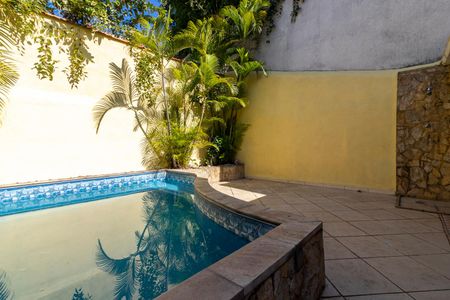 Casa à venda com 230m², 4 quartos e 3 vagas Casa à venda com 230m², 4 quartos e 3 vagasPiscina