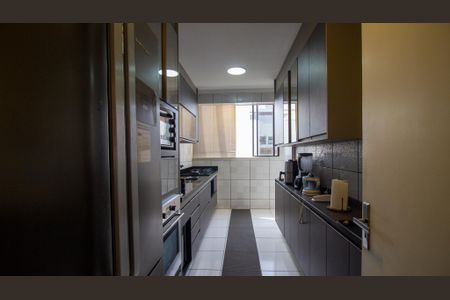 Apartamento à venda com 181m², 3 quartos e 2 vagas Apartamento à venda com 181m², 3 quartos e 2 vagasCozinha e Área de Serviço