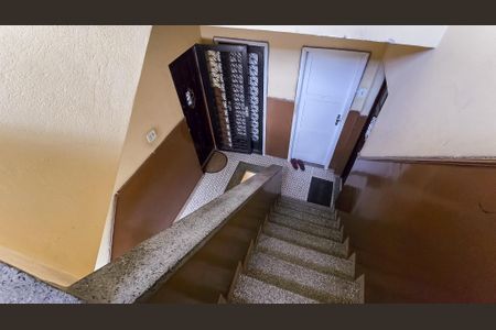 Apartamento à venda com 58m², 2 quartos e sem vagaEscada