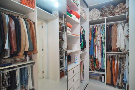 Apartamento à venda com 193m², 2 quartos e 4 vagasCloset