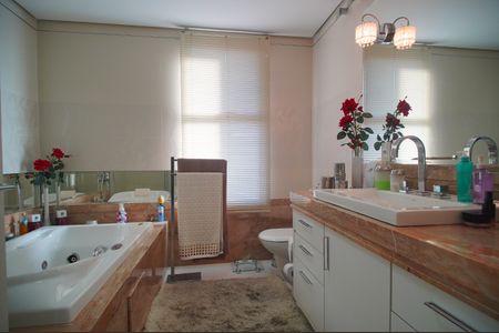 Apartamento à venda com 193m², 2 quartos e 4 vagasBanheiro 1 da suíte 1