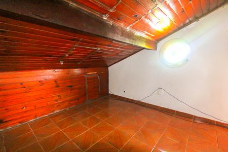 Casa à venda com 180m², 5 quartos e 2 vagas Casa à venda com 180m², 5 quartos e 2 vagasSótão