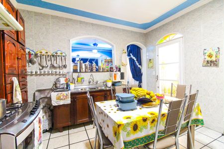 Casa à venda com 180m², 5 quartos e 2 vagas Casa à venda com 180m², 5 quartos e 2 vagasCozinha