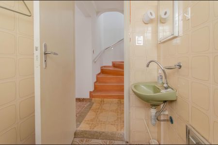 Casa à venda com 200m², 4 quartos e 2 vagas Casa à venda com 200m², 4 quartos e 2 vagasBanheiro Social