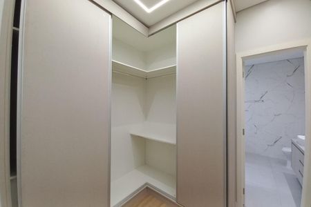 Casa de condomínio à venda com 300m², 4 quartos e 4 vagas Casa de condomínio à venda com 300m², 4 quartos e 4 vagasCloset da Suíte 4