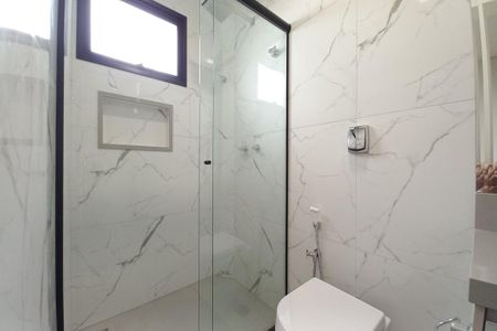 Casa de condomínio à venda com 300m², 4 quartos e 4 vagas Casa de condomínio à venda com 300m², 4 quartos e 4 vagasBanheiro da Suíte 2