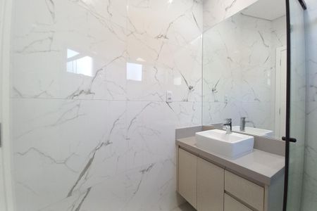 Casa de condomínio à venda com 300m², 4 quartos e 4 vagas Casa de condomínio à venda com 300m², 4 quartos e 4 vagasBanheiro da Suíte 3