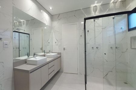 Casa de condomínio à venda com 300m², 4 quartos e 4 vagas Casa de condomínio à venda com 300m², 4 quartos e 4 vagasBanheiro da Suíte 4