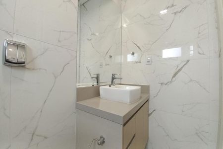 Casa de condomínio à venda com 300m², 4 quartos e 4 vagas Casa de condomínio à venda com 300m², 4 quartos e 4 vagasBanheiro da Suíte 2