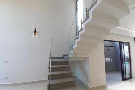 Casa de condomínio à venda com 300m², 4 quartos e 4 vagas Casa de condomínio à venda com 300m², 4 quartos e 4 vagasEscada