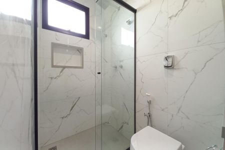 Casa de condomínio à venda com 300m², 4 quartos e 4 vagas Casa de condomínio à venda com 300m², 4 quartos e 4 vagasBanheiro da Suíte 2