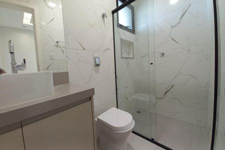 Casa de condomínio à venda com 300m², 4 quartos e 4 vagas Casa de condomínio à venda com 300m², 4 quartos e 4 vagasBanheiro