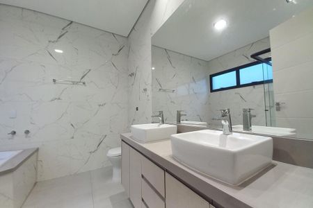 Casa de condomínio à venda com 300m², 4 quartos e 4 vagas Casa de condomínio à venda com 300m², 4 quartos e 4 vagasBanheiro da Suíte 4