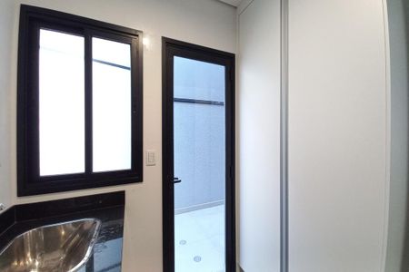 Casa de condomínio à venda com 300m², 4 quartos e 4 vagas Casa de condomínio à venda com 300m², 4 quartos e 4 vagasLavanderia