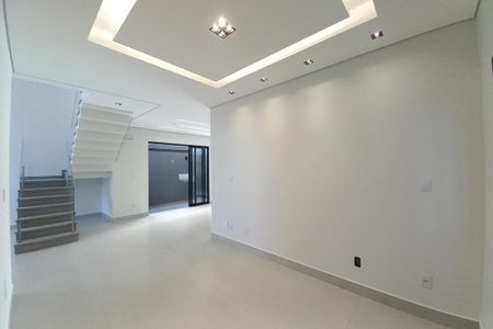 Casa de condomínio à venda com 300m², 4 quartos e 4 vagas Casa de condomínio à venda com 300m², 4 quartos e 4 vagasSala de TV