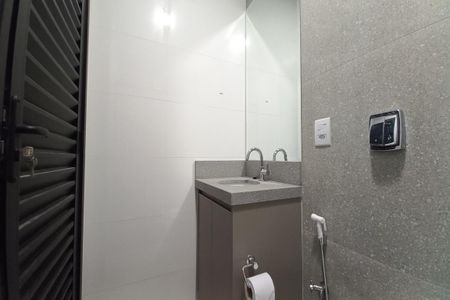 Casa de condomínio à venda com 300m², 4 quartos e 4 vagas Casa de condomínio à venda com 300m², 4 quartos e 4 vagasBanheiro de serviço