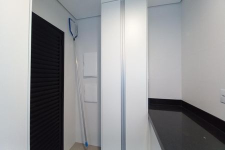 Casa de condomínio à venda com 300m², 4 quartos e 4 vagas Casa de condomínio à venda com 300m², 4 quartos e 4 vagasLavanderia