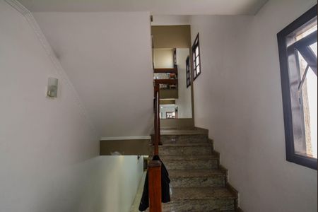 Casa à venda com 150m², 3 quartos e 2 vagas Casa à venda com 150m², 3 quartos e 2 vagasEscada