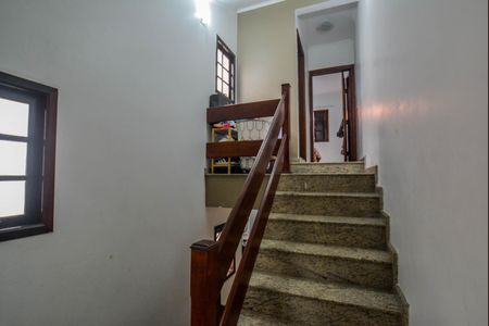 Casa à venda com 150m², 3 quartos e 2 vagas Casa à venda com 150m², 3 quartos e 2 vagasEscada