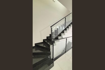 Casa à venda com 110m², 2 quartos e 2 vagas Casa à venda com 110m², 2 quartos e 2 vagasEscada