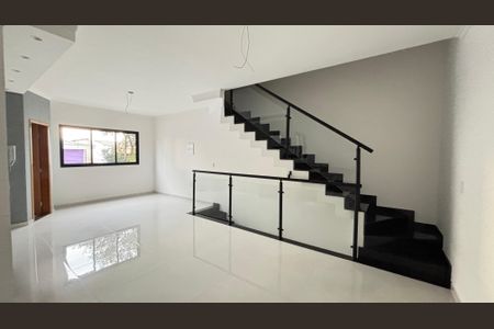 Casa à venda com 111m², 2 quartos e 2 vagas Casa à venda com 111m², 2 quartos e 2 vagasSala