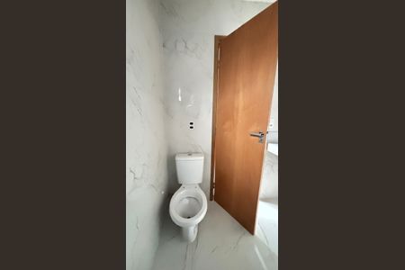 Casa à venda com 111m², 2 quartos e 2 vagas Casa à venda com 111m², 2 quartos e 2 vagasBanheiro da Suíte 2