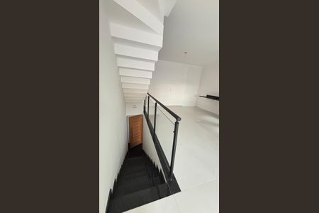 Casa à venda com 111m², 2 quartos e 2 vagas Casa à venda com 111m², 2 quartos e 2 vagasEscada