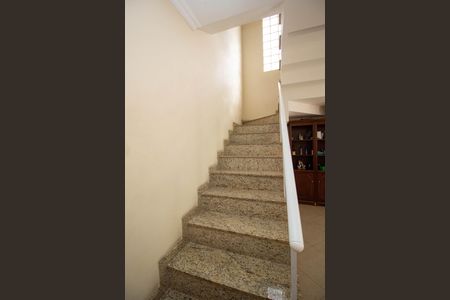 Casa à venda com 334m², 3 quartos e 4 vagas Casa à venda com 334m², 3 quartos e 4 vagasEscada