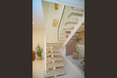 Casa à venda com 585m², 4 quartos e 3 vagas Casa à venda com 585m², 4 quartos e 3 vagasEscada