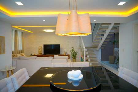 Casa à venda com 585m², 4 quartos e 3 vagas Casa à venda com 585m², 4 quartos e 3 vagasSala