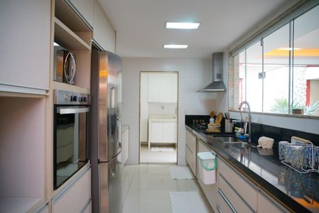 Casa à venda com 585m², 4 quartos e 3 vagas Casa à venda com 585m², 4 quartos e 3 vagasCozinha