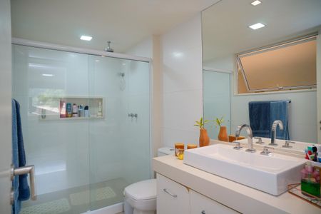 Casa à venda com 585m², 4 quartos e 3 vagas Casa à venda com 585m², 4 quartos e 3 vagasBanheiro da Suíte 1