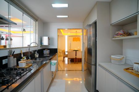 Casa à venda com 585m², 4 quartos e 3 vagas Casa à venda com 585m², 4 quartos e 3 vagasCozinha