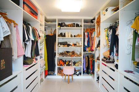 Casa à venda com 585m², 4 quartos e 3 vagas Casa à venda com 585m², 4 quartos e 3 vagasCloset da suíte 1