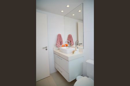 Casa à venda com 585m², 4 quartos e 3 vagas Casa à venda com 585m², 4 quartos e 3 vagasBanheiro da Suíte 2